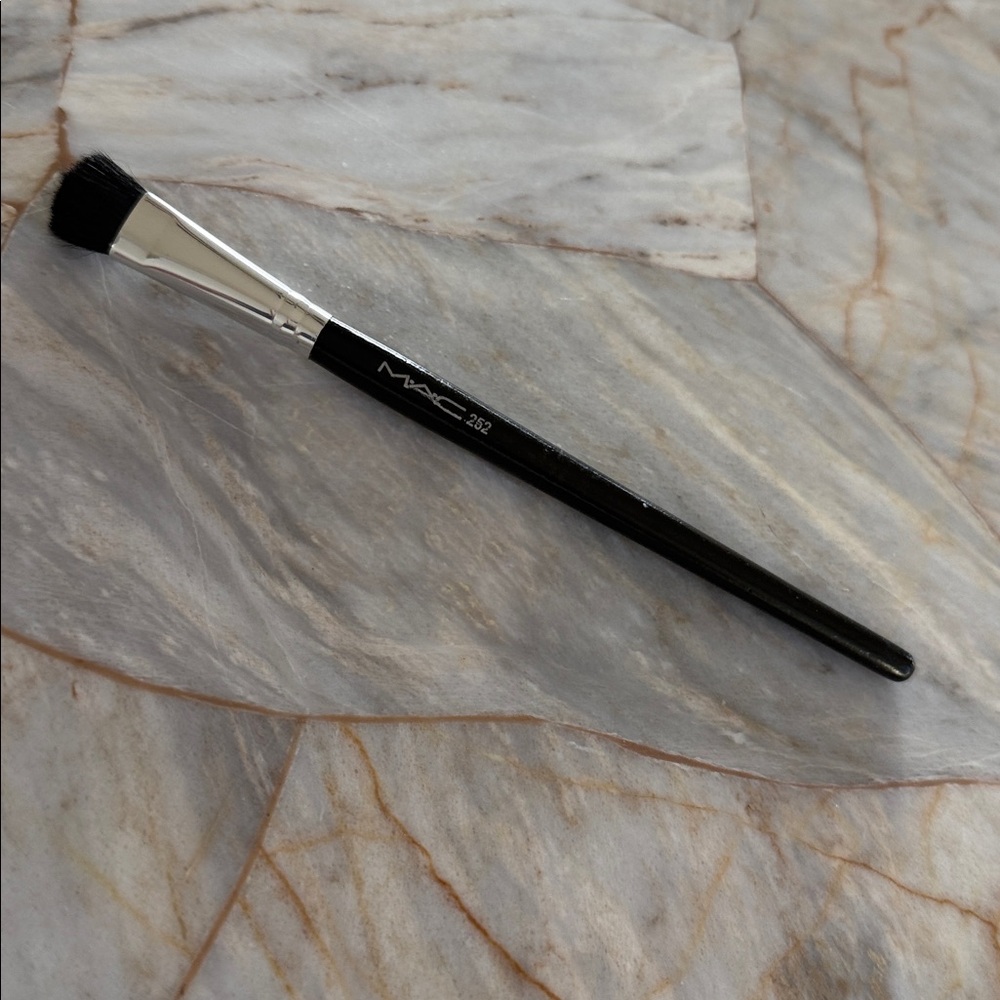 MAC 252 Professional Makeup Brush 252 Synthetic Large Shader Brush
